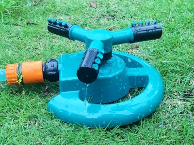 园艺喷灌喷头 园林洒水浇水喷头 可调塑料三叉旋转喷头带底座